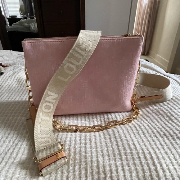 Louis Vuitton Pink Crossbody Bag with Gold Accents - Picture 1 of 11